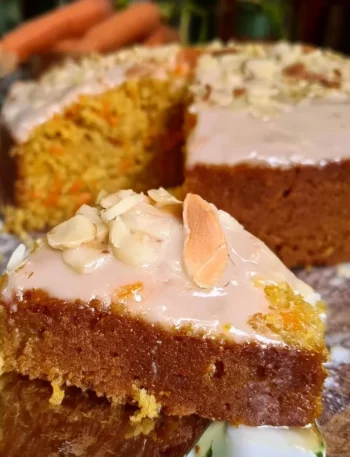 Torta di Carote e Mandorle Glassata decorata con glassa dolce