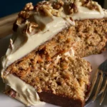 Torta di carote sana con glassa di acero montata decorata e servita