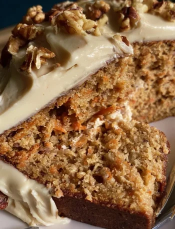 Torta di carote sana con glassa di acero montata decorata e servita