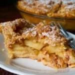 Deliziosa Torta di Mele Olandese servita su un piatto elegante