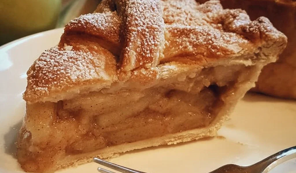 Fotografia di una torta di Nonna Papera, dolce tradizionale italiano, con crema e frutta.