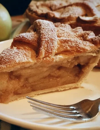 Fotografia di una torta di Nonna Papera, dolce tradizionale italiano, con crema e frutta.