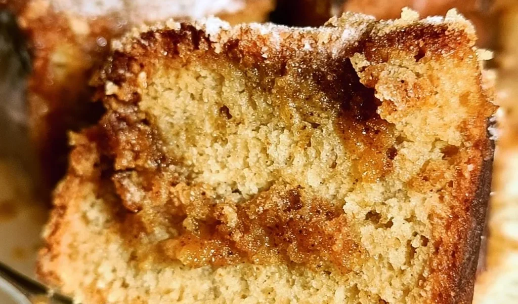 Torta di Pane al Sidro di Mela decorata con frutta e spezie