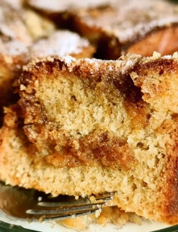 Torta di Pane al Sidro di Mela decorata con frutta e spezie