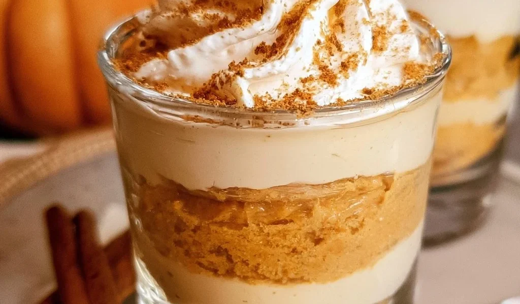 Torta di zucca in una tazza pronta da gustare