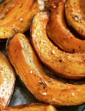 Deliziosa zucca al forno con spezie, pronta da servire come contorno