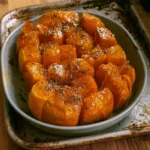 Zucca al forno con spezie e olio d'oliva, piatto autunnale salutare.