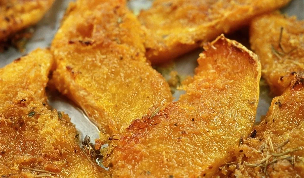 Zucca al forno gratinata croccante, piatto saporito e croccante.