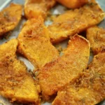 Zucca al forno gratinata croccante, piatto saporito e croccante.