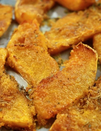 Zucca al forno gratinata croccante, piatto saporito e croccante.