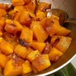 Zucca in padella in agrodolce servita in un piatto elegante.