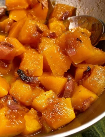 Zucca in padella in agrodolce servita in un piatto elegante.