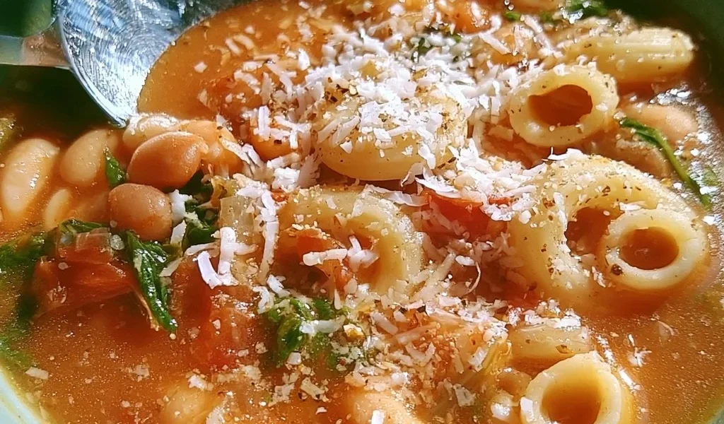 Zuppa di Pasta e Fagioli con fagioli e pasta condita al pomodoro