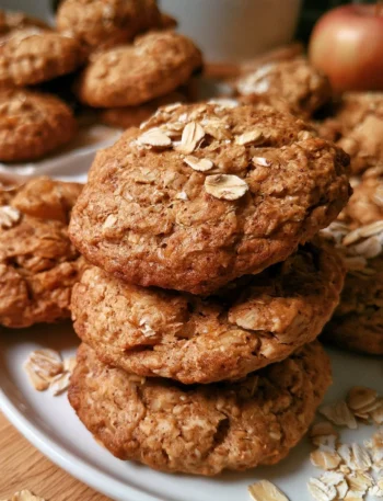Biscotti avena con mela e cannella freschi e gustosi