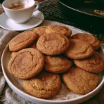 Biscotti morbidi alla zucca e cannella serviti su un piatto in legno