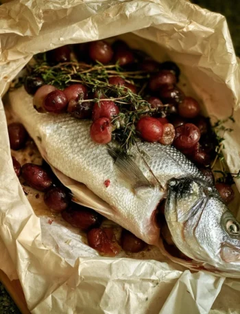 Branzino al cartoccio con uva e timo, piatto elegante e gustoso