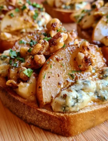 Bruschette con pere, gorgonzola e noci, un antipasto gustoso e raffinato.