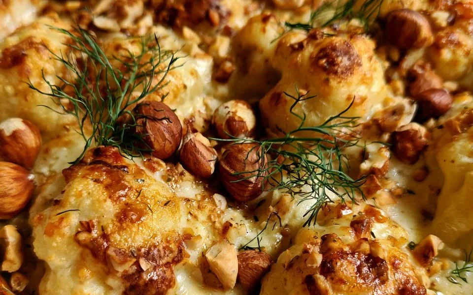Cavolfiore gratinato con besciamella e nocciole, un piatto invitante e saporito
