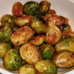 Cavolini di Bruxelles arrosto con miele e senape serviti in un piatto