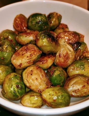 Cavolini di Bruxelles arrosto con miele e senape serviti in un piatto