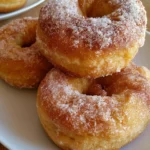 Ciambella zucca e arancia fresca su un piatto decorativo