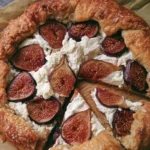 Crostata rustica con fichi e ricotta pronta da servire