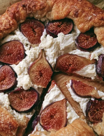 Crostata rustica con fichi e ricotta pronta da servire