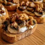 Crostoni con funghi, stracchino e noci su un piatto elegante