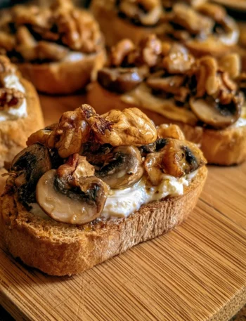 Crostoni con funghi, stracchino e noci su un piatto elegante