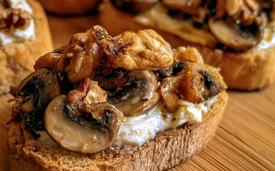 Crostoni con funghi, stracchino e noci su un piatto elegante