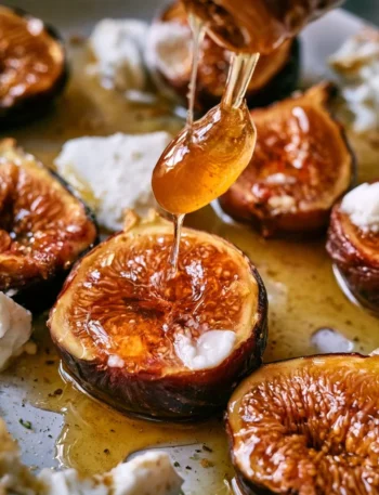 Fichi al forno con caprino e miele, un dessert gustoso e raffinato