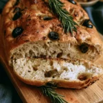 Focaccia ragnatela con olive e rosmarino appena sfornata