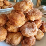 Frittelle di mele alla cannella fresche e golose sul piatto