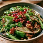 Insalata autunnale con melagrana, finocchi e noci in un piatto colorato e gustoso