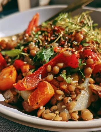 Insalata tiepida di lenticchie e verdure arrosto, piatto sano e colorato.