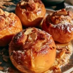 Mele al forno ripiene di amaretti e mandorle, un dolce tradizionale italiano.