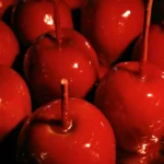 Mele caramellate rosse di Halloween decorate e pronte da gustare.