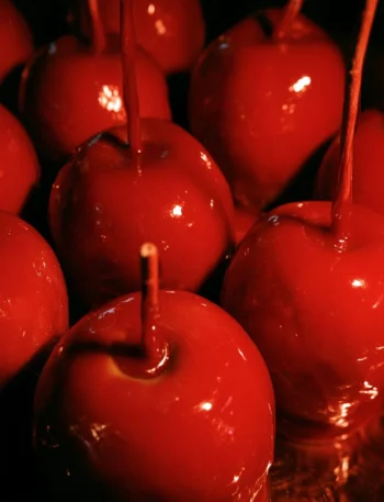 Mele caramellate rosse di Halloween decorate e pronte da gustare.