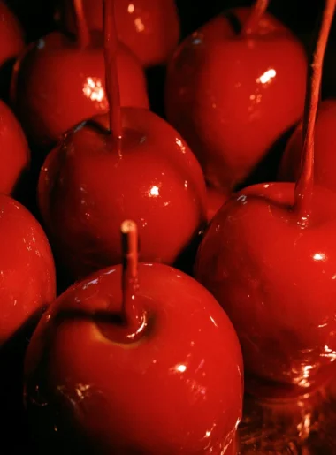 Mele caramellate rosse di Halloween decorate e pronte da gustare.