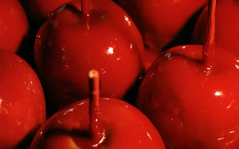 Mele caramellate rosse di Halloween decorate e pronte da gustare.