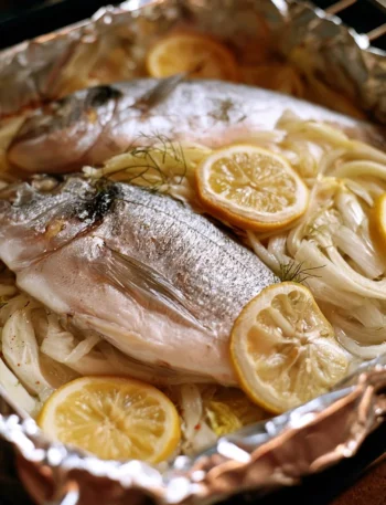 Orata al forno con finocchi e limone, piatto elegante e saporito