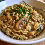 Orzotto ai funghi e taleggio, piatto cremoso e saporito.