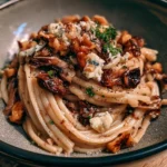 Pasta al radicchio con noci e gorgonzola in un piatto gourmet