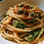 Pasta con broccoli, acciughe e pangrattato servita in un piatto