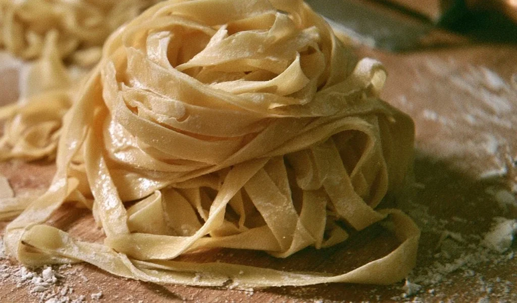 Pasta fresca all'uovo fatta in casa con ingredienti freschi