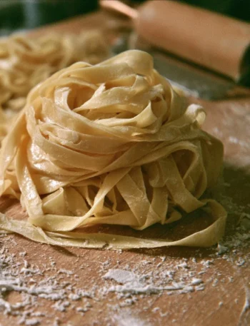 Pasta fresca all'uovo fatta in casa con ingredienti freschi