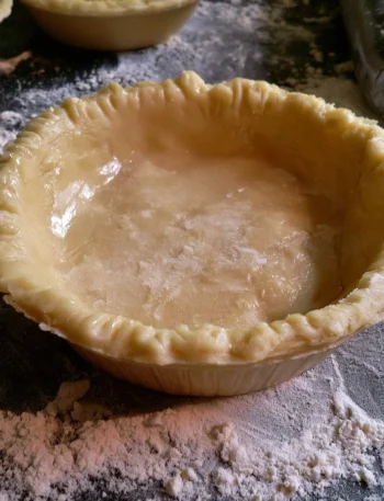 Preparazione della pasta frolla classica per dolci e crostate