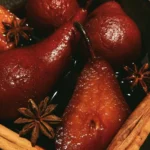 Pere al vino rosso con spezie, un dessert raffinato e gustoso.