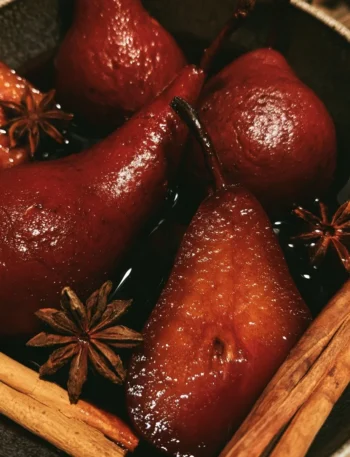 Pere al vino rosso con spezie, un dessert raffinato e gustoso.