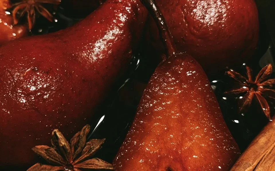 Pere al vino rosso con spezie, un dessert raffinato e gustoso.